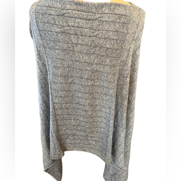 Exclusive Cashmere Poncho Shawl Lightweight Cable Knit Gray One Size - Picture 3 of 9